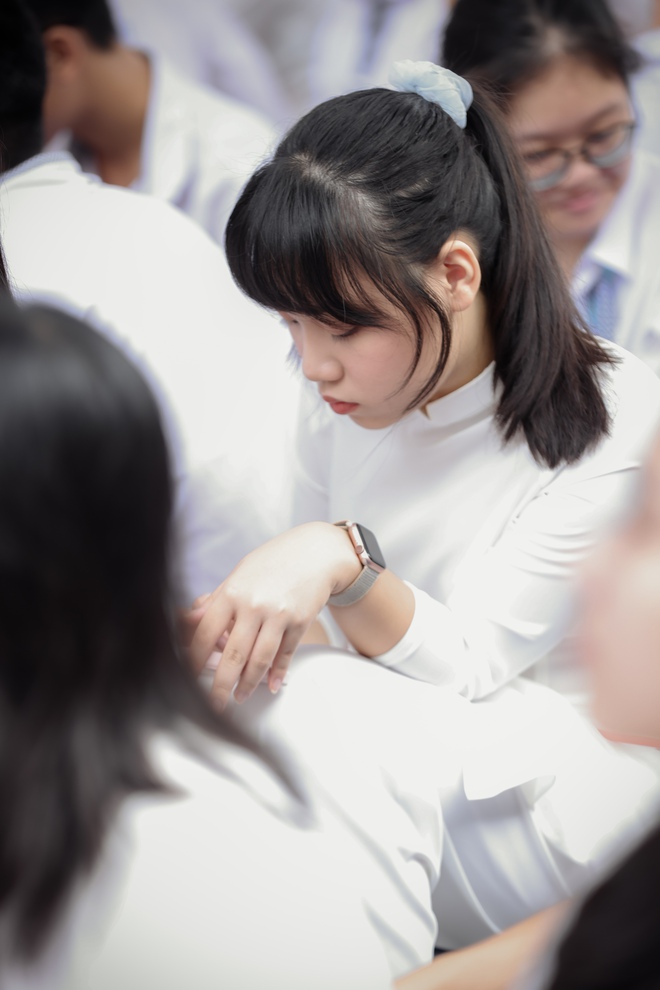 Chùm ảnh trong lễ khai giảng chứng minh nữ sinh Việt cứ mặc áo dài là auto xinh!-5