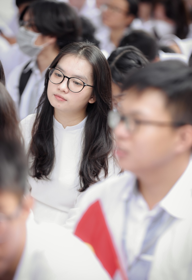 Chùm ảnh trong lễ khai giảng chứng minh nữ sinh Việt cứ mặc áo dài là auto xinh!-4