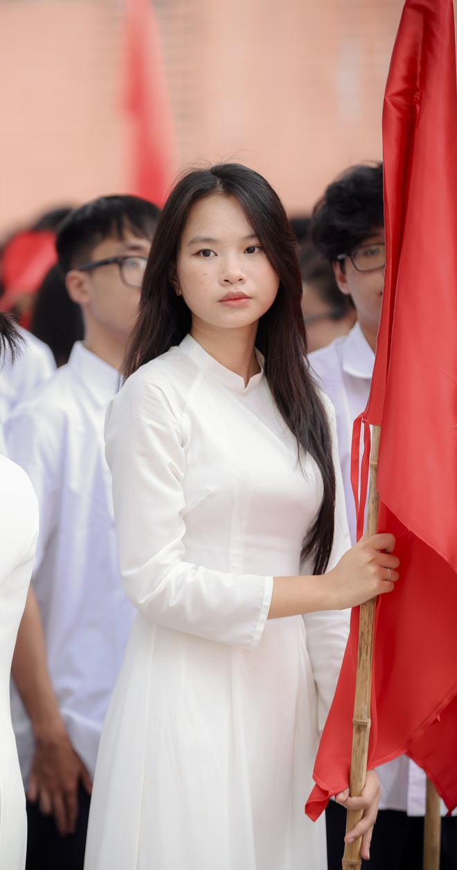 Chùm ảnh trong lễ khai giảng chứng minh nữ sinh Việt cứ mặc áo dài là auto xinh!-3