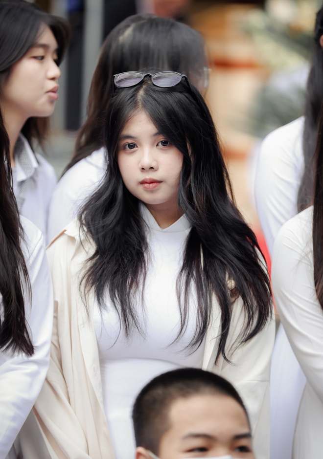 Chùm ảnh trong lễ khai giảng chứng minh nữ sinh Việt cứ mặc áo dài là auto xinh!-2