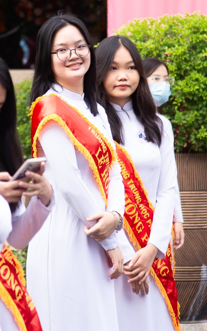 Chùm ảnh trong lễ khai giảng chứng minh nữ sinh Việt cứ mặc áo dài là auto xinh!-17