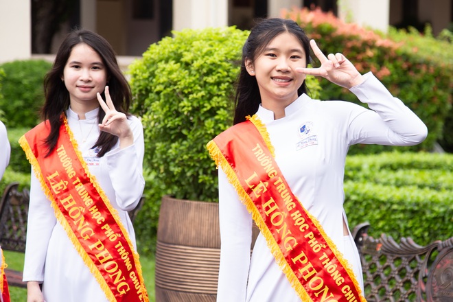 Chùm ảnh trong lễ khai giảng chứng minh nữ sinh Việt cứ mặc áo dài là auto xinh!-16