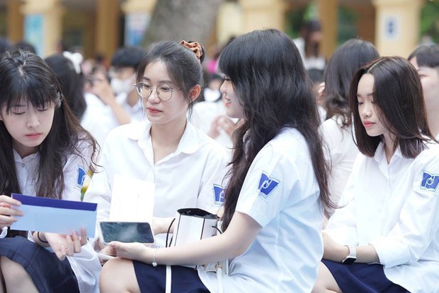 Chùm ảnh trong lễ khai giảng chứng minh nữ sinh Việt cứ mặc áo dài là auto xinh!-15