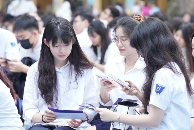Chùm ảnh trong lễ khai giảng chứng minh nữ sinh Việt cứ mặc áo dài là auto xinh!-14