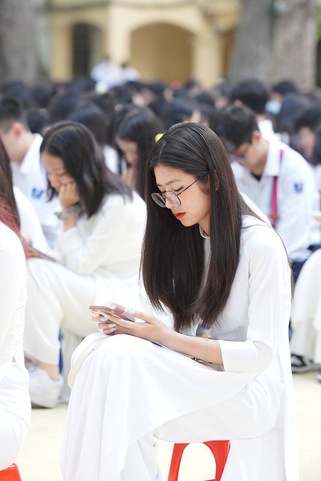 Chùm ảnh trong lễ khai giảng chứng minh nữ sinh Việt cứ mặc áo dài là auto xinh!-13