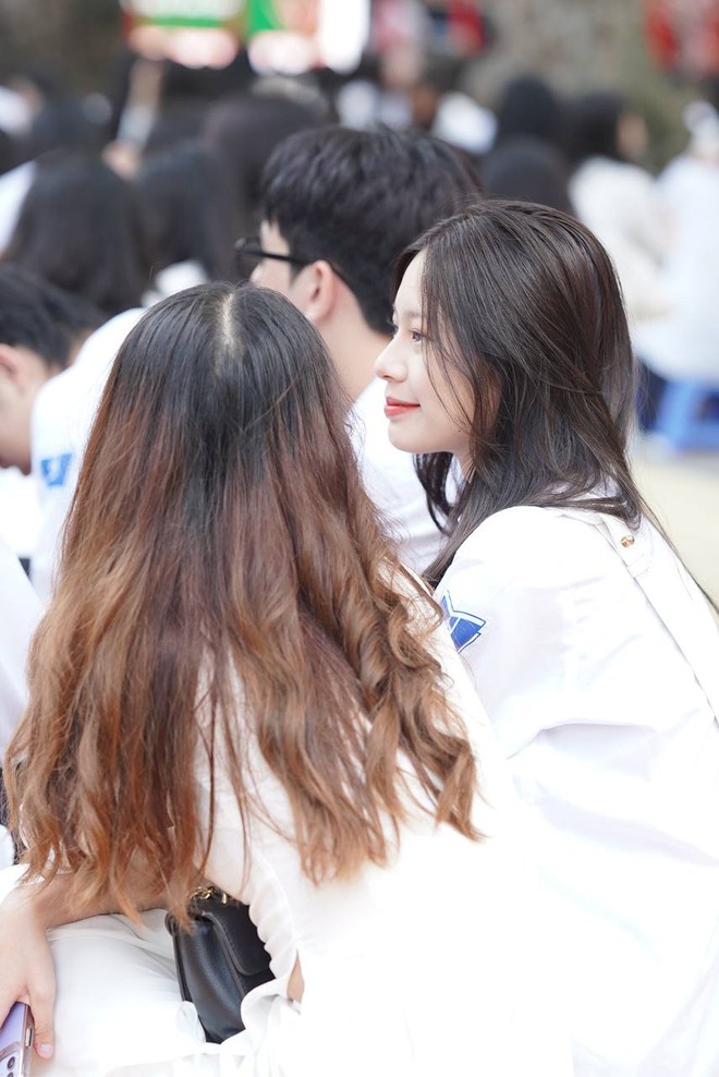 Chùm ảnh trong lễ khai giảng chứng minh nữ sinh Việt cứ mặc áo dài là auto xinh!-12