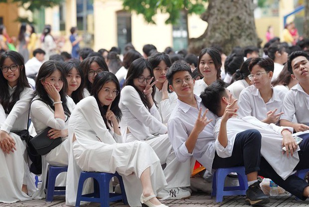 Chùm ảnh trong lễ khai giảng chứng minh nữ sinh Việt cứ mặc áo dài là auto xinh!-11