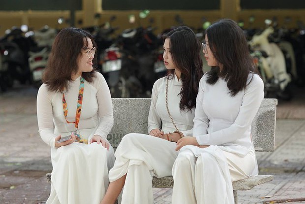 Chùm ảnh trong lễ khai giảng chứng minh nữ sinh Việt cứ mặc áo dài là auto xinh!-10