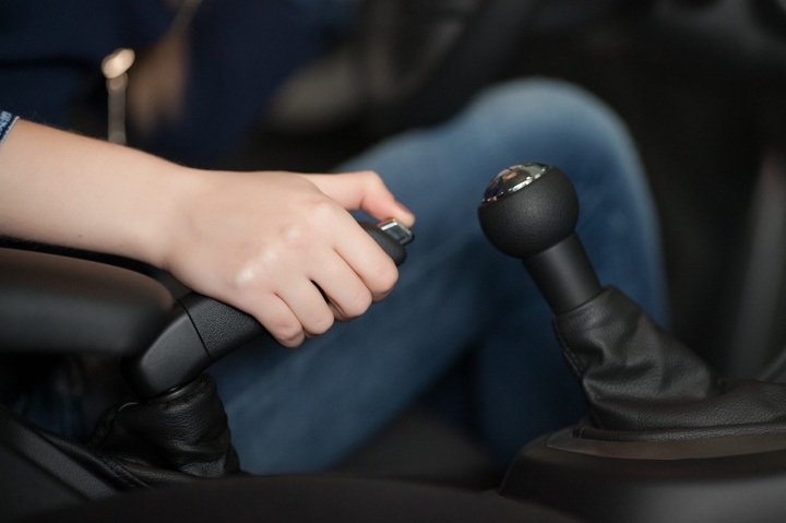 Ô tô không sử dụng dài ngày, có nên kéo phanh tay?-1