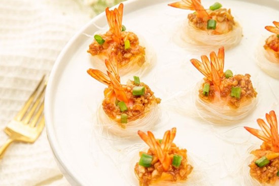 Tôm hấp mãi cũng chán, đem nấu kiểu này được món ngon lạ miệng