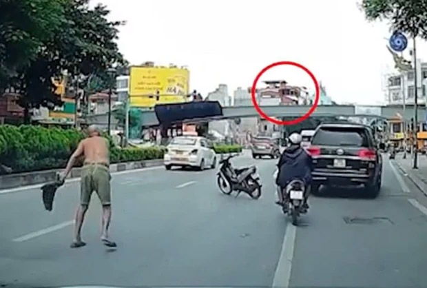 Khởi tố kẻ phi dao trúng ô tô giữa phố Hà Nội-1