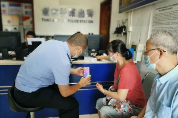 Cặp vợ chồng U70 sập bẫy lừa đảo online, suýt mất hết 6 tỷ đồng tiền hưu trí-1