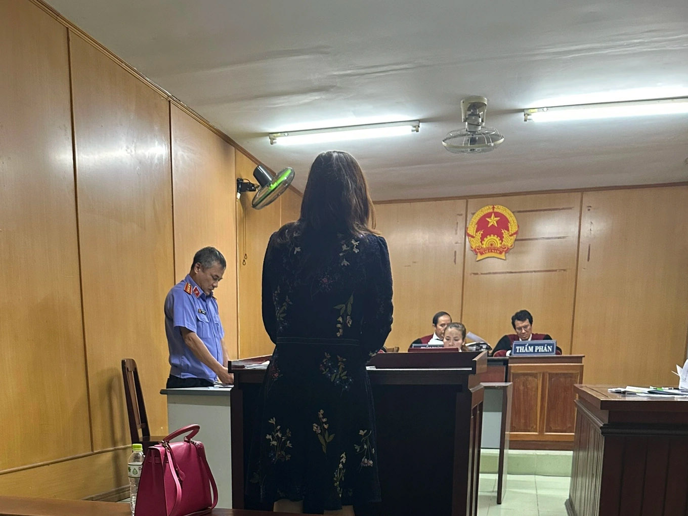 Mâu thuẫn làm ăn, người phụ nữ đập phá ô tô người tình-1