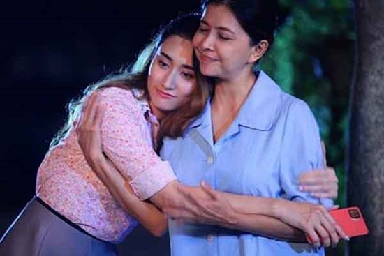 Đi làm về, tôi rơi nước mắt khi thấy mẹ đang nấu ăn trong nhà