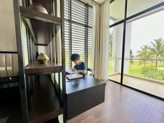 Đi chơi vẫn cho con lỉnh kỉnh mang theo bài tập về nhà, nữ MC nổi tiếng giải thích lý do mà được khen bà mẹ kiểu mẫu-1