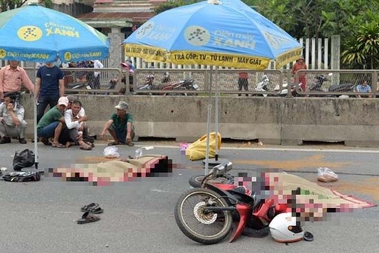 Hai cha con bị xe container tông tử vong trong ngày đầu đi học