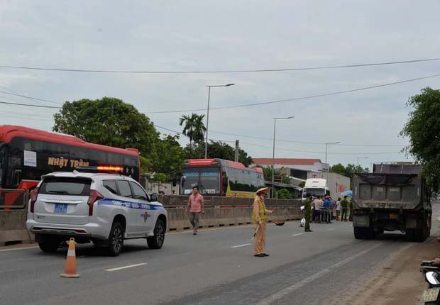 Hai cha con bị xe container tông tử vong trong ngày đầu đi học-2