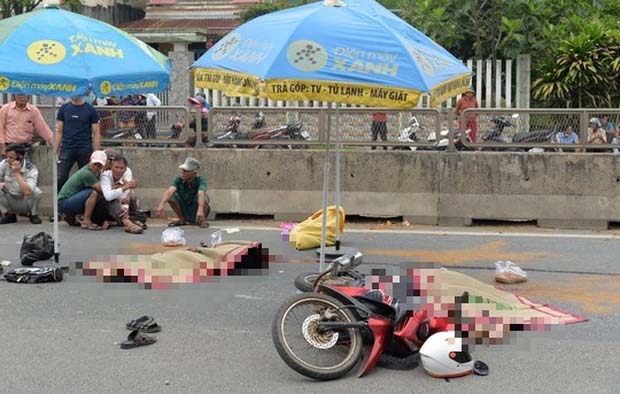 Hai cha con bị xe container tông tử vong trong ngày đầu đi học-1