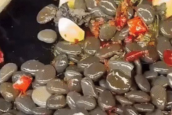 Đá lạnh sốt cay nướng than hồng: Món ăn tưởng như 