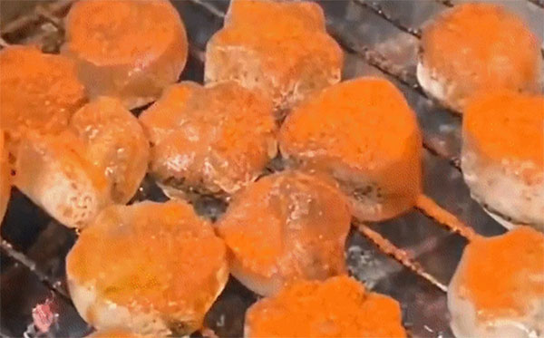 Đá lạnh sốt cay nướng than hồng: Món ăn tưởng như trò đùa của Trung Quốc-1