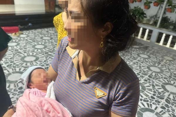 Diễn biến mới vụ bé gái xinh xắn bị bỏ rơi trong đêm tối ở Hà Nội-2