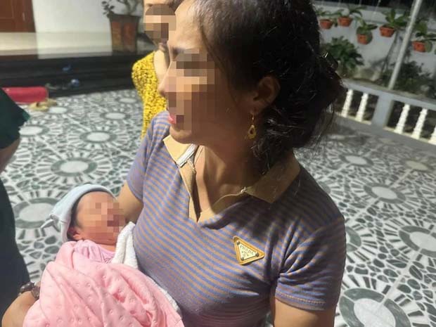 Bé gái sơ sinh bị bỏ rơi trước cổng nhà dân kèm mảnh giấy nhờ nuôi hộ-1