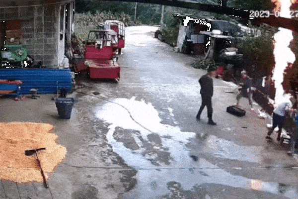 Clip: Tài xế ô tô kéo đổ cột bơm xăng khiến lửa bốc cháy ngùn ngụt-1