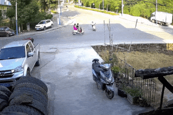 Phóng xe máy như tên bắn sang đường, người phụ nữ bay thẳng vào nhà dân