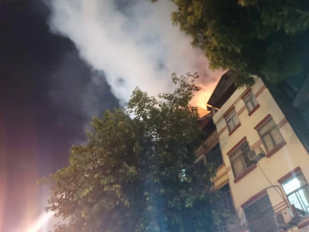 Cháy căn nhà 6 tầng tại đường Láng, khói lửa bốc lên ngùn ngụt-1