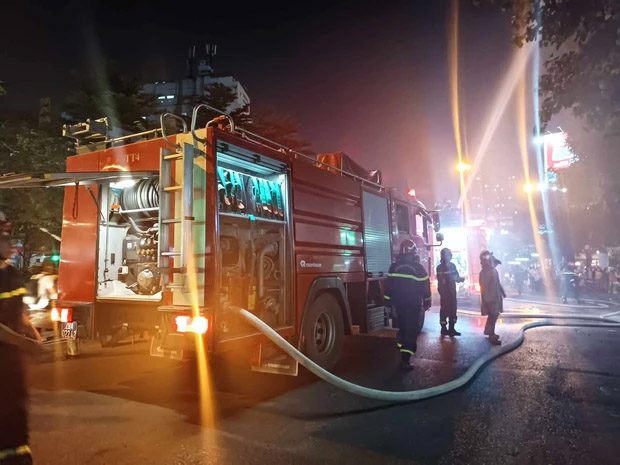 Cháy căn nhà 6 tầng tại đường Láng, khói lửa bốc lên ngùn ngụt-3