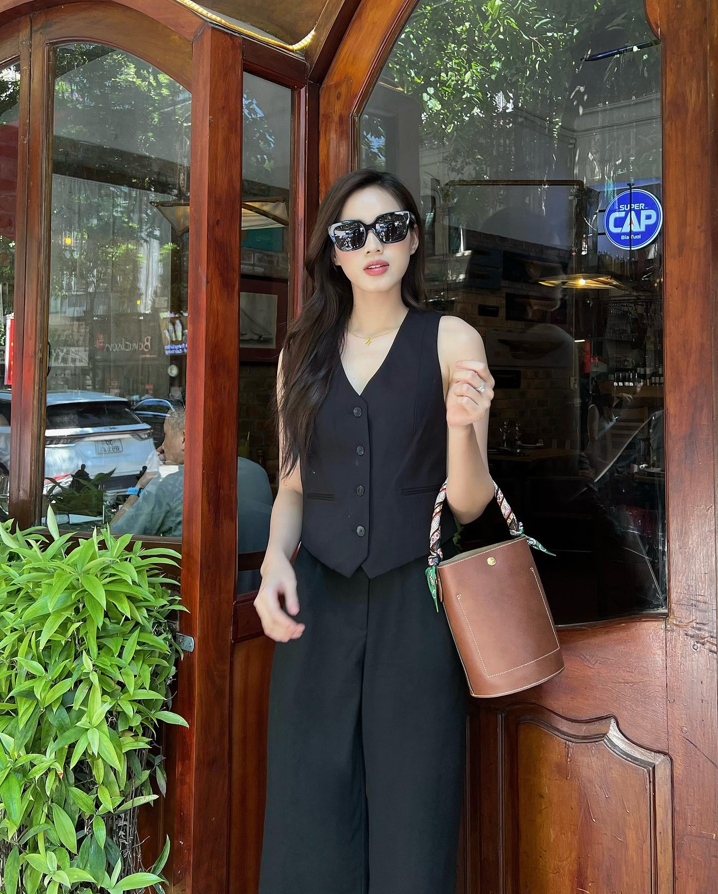 Mặc trang phục tối màu sang trọng mà vẫn trẻ trung như sao Việt-1