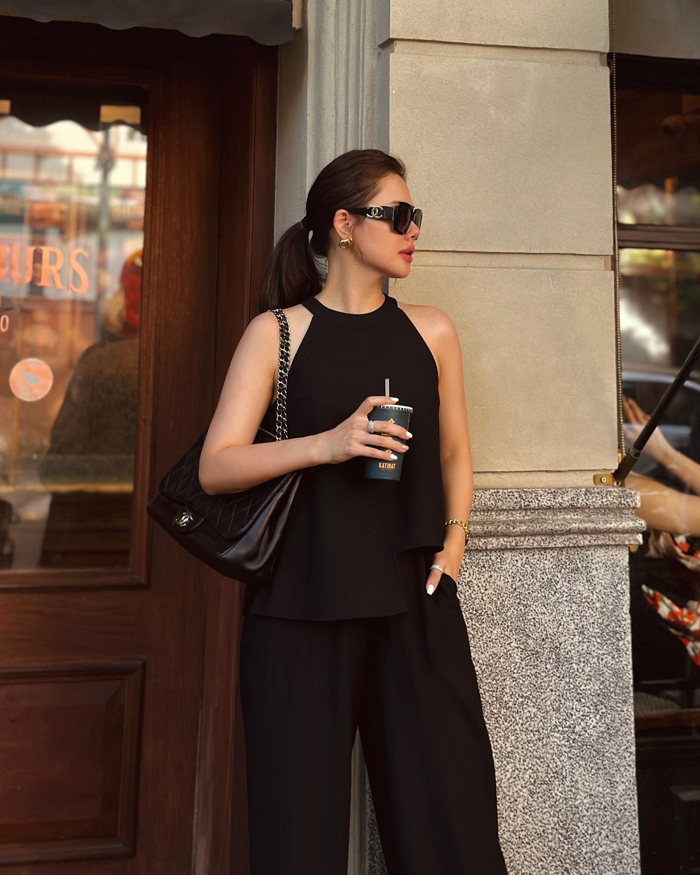 Mặc trang phục tối màu sang trọng mà vẫn trẻ trung như sao Việt-2