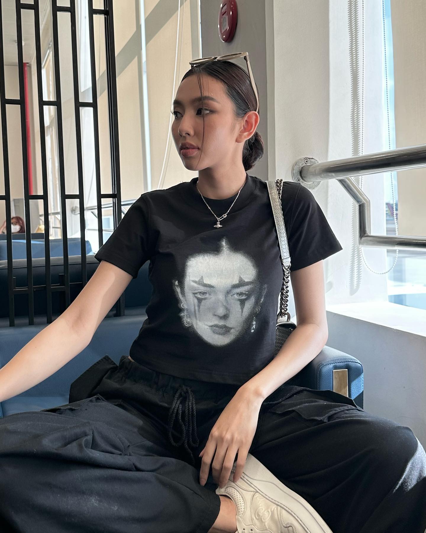 Mặc trang phục tối màu sang trọng mà vẫn trẻ trung như sao Việt-4