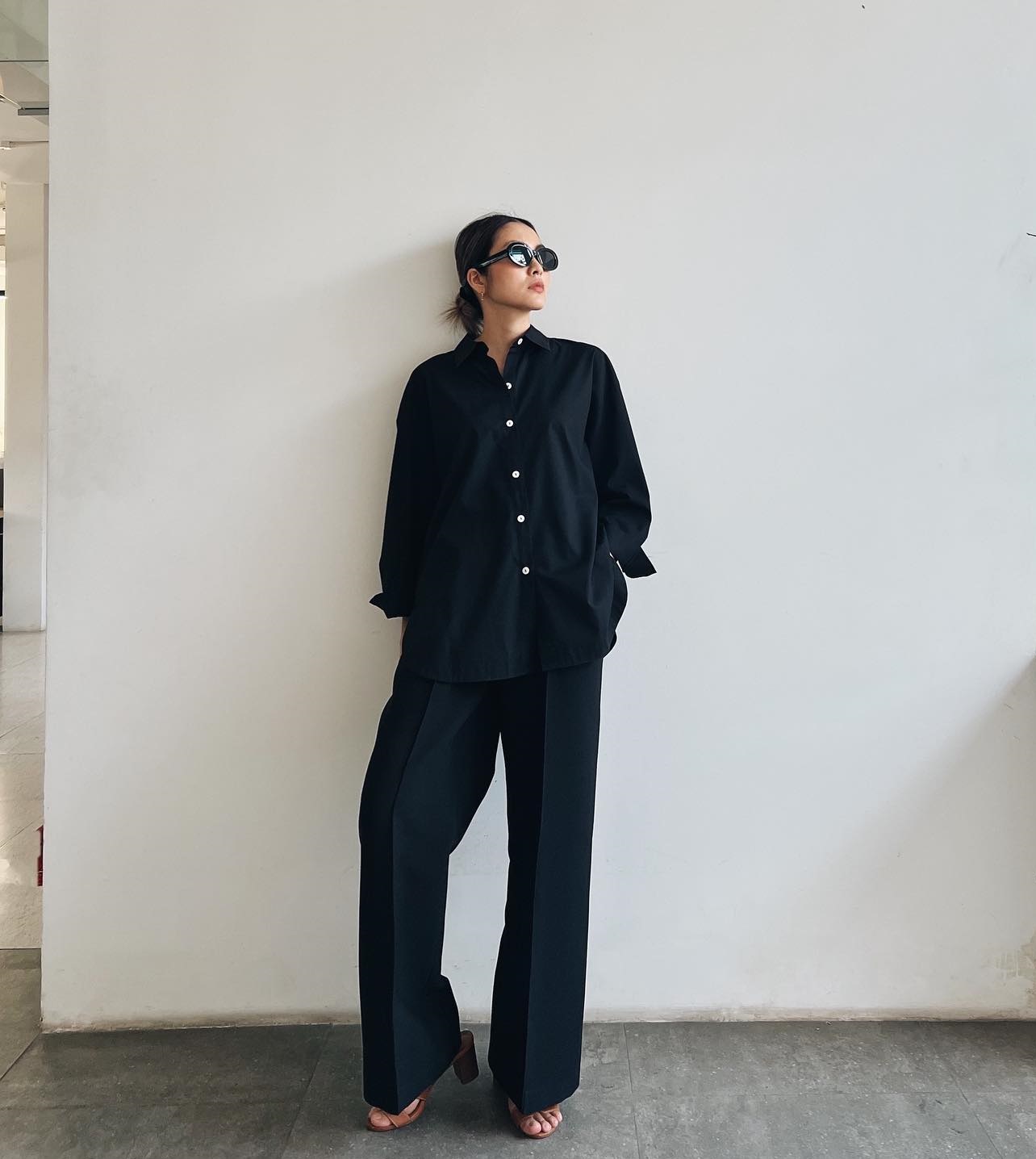 Mặc trang phục tối màu sang trọng mà vẫn trẻ trung như sao Việt-5