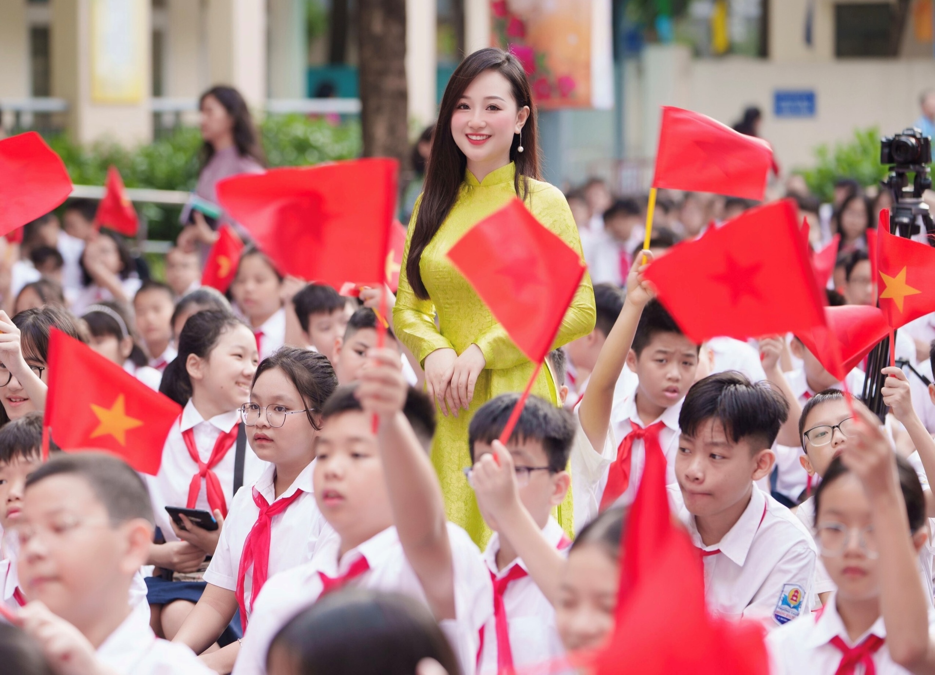 Cô giáo Hà thành nổi như cồn sau lễ khai giảng-6