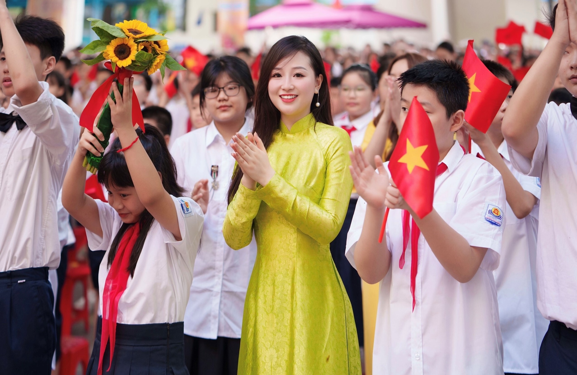 Cô giáo Hà thành nổi như cồn sau lễ khai giảng-1