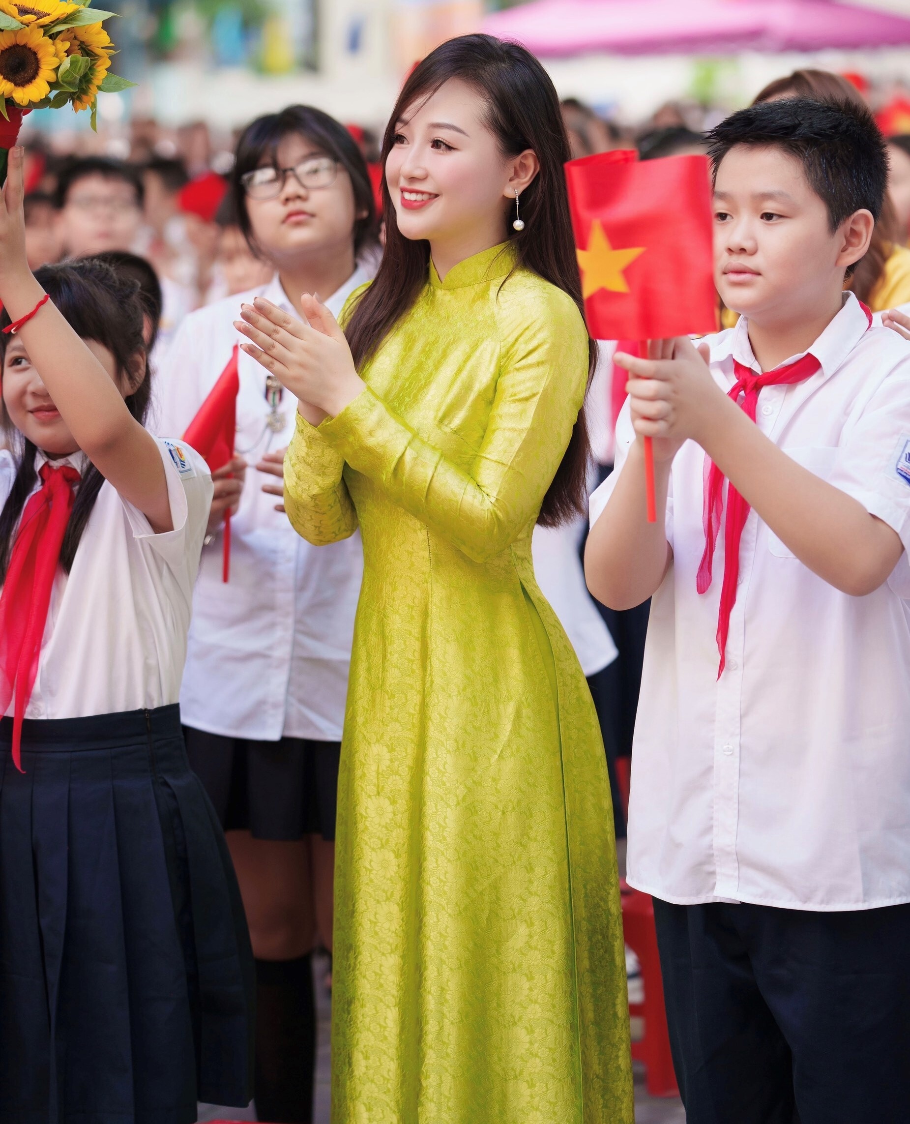 Cô giáo Hà thành nổi như cồn sau lễ khai giảng-4