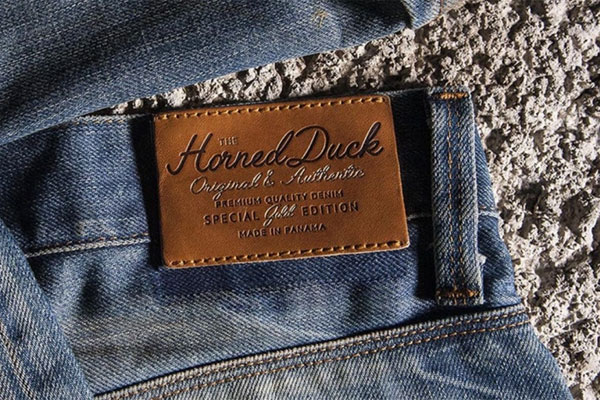 Vì sao quần jeans luôn có một miếng da sau cạp quần?-1