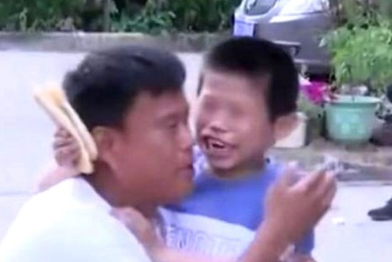 Con mất tích lúc 22 ngày tuổi, cảnh thương tâm 16 năm sau khiến cha mẹ tan nát