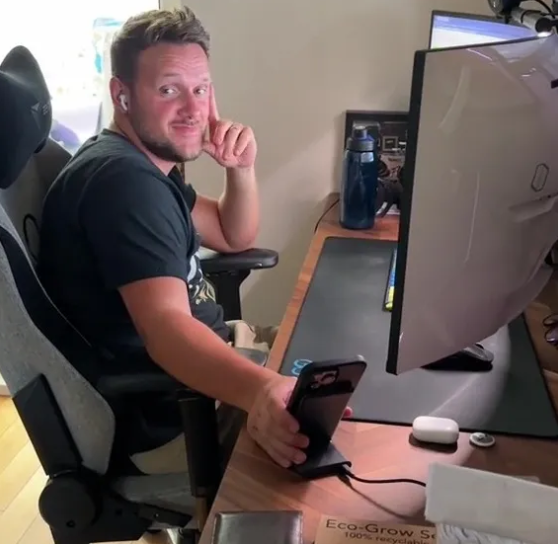 Vợ ăn mặc gợi cảm quyến rũ để chồng bất ngờ nhưng phản ứng của anh ta mới khiến cô phẫn nộ-2