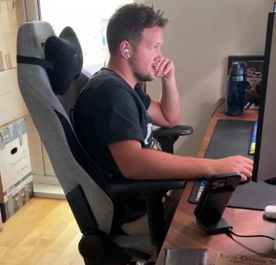 Vợ ăn mặc gợi cảm quyến rũ để chồng bất ngờ nhưng phản ứng của anh ta mới khiến cô phẫn nộ-3