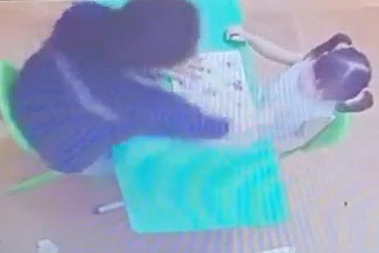 Bị tố đánh liên tiếp vào mặt bé gái 2 tuổi, nữ giáo viên dạy can thiệp ở Hà Nội tường trình gì?