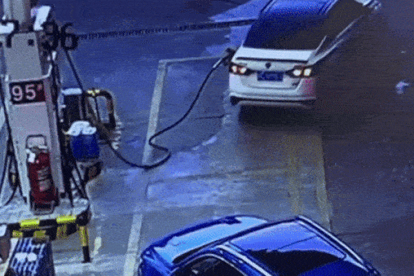 Clip: Tài xế xe tải đánh lái, tránh tai nạn thảm khốc trên đèo Lò Xo-1