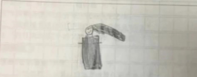 Cậu bé tiểu học vẽ tranh mẹ đang ngủ, chỉ phác thảo vài nét mà khiến cô giáo ôm bụng cười bất lực-1