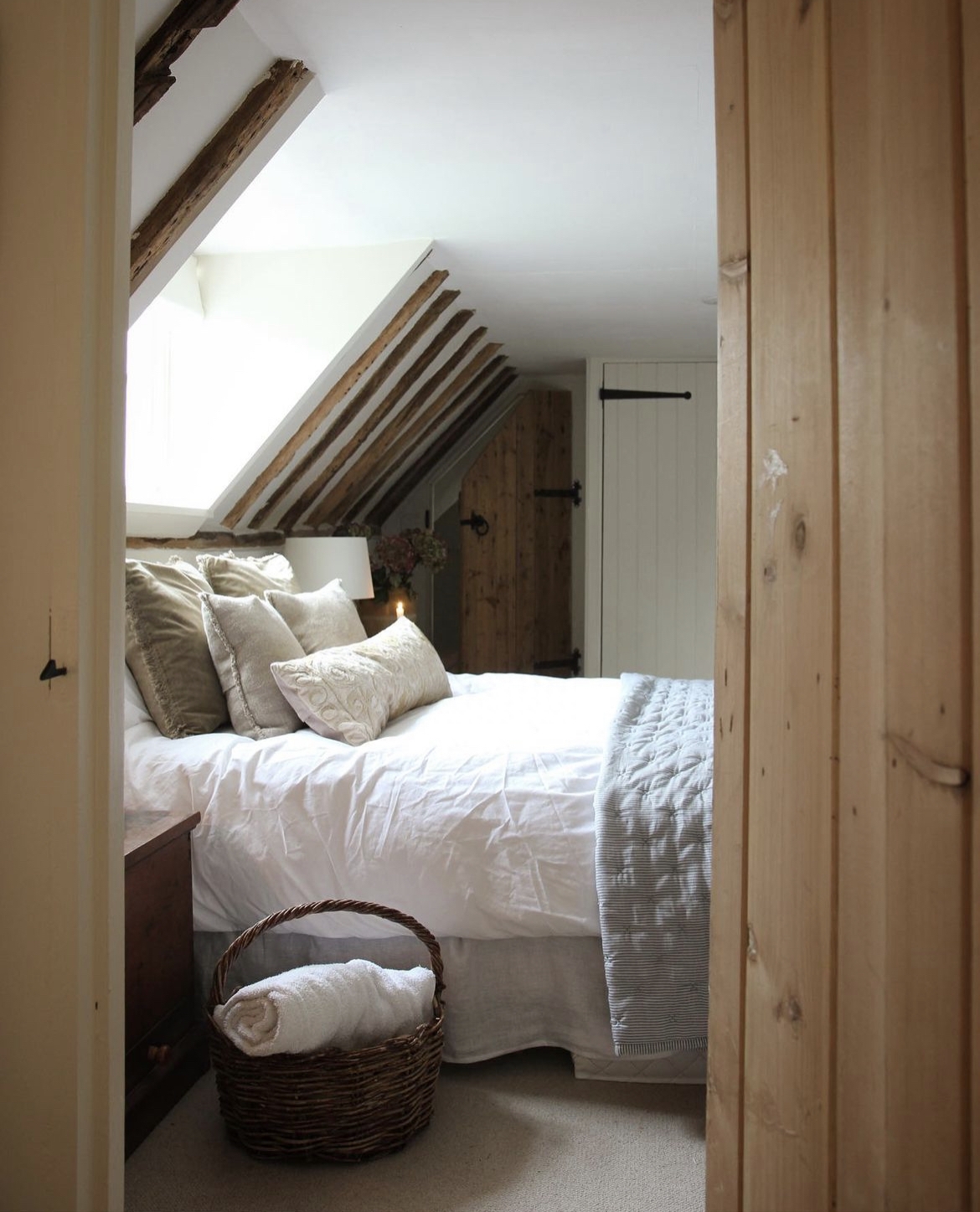 Dành 4 năm sửa căn nhà hơn 400 tuổi, thành quả khiến hàng xóm cũng ngạc nhiên-12