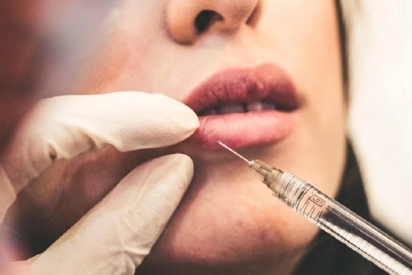 Tiêm filler chui trong khách sạn, 2 phụ nữ bị tai biến, mất hết tài sản-1