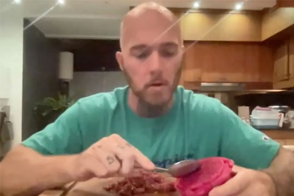 Nổi tiếng mạng xã hội khi ăn thịt sống 100 ngày liên tiếp-1