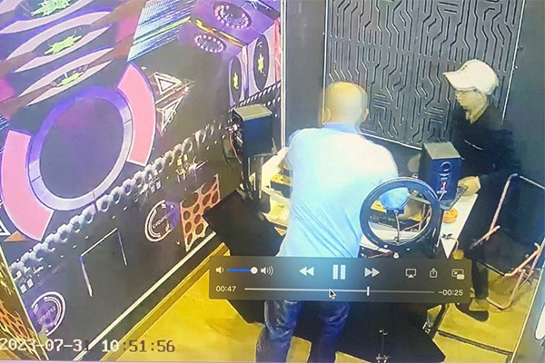 Thợ lắp camera ghi lại clip nóng trong phòng ngủ của khách-2