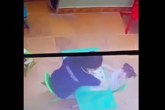 Công an điều tra vụ bé gái chậm nói bị cô giáo đánh liên tiếp vào mặt