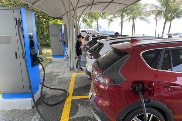 Bộ Tài chính bác đề xuất cấp 1.000 USD cho người mua ô tô điện-1